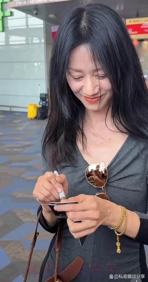 勇士主场为威金斯举办欢迎仪式,威金斯向现场球迷挥手致意 勇士主场为威金斯举办欢迎仪式,威金斯向现场球迷挥手致意